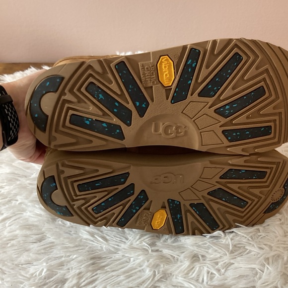 UGG Classic Boot - Picture 11 of 13